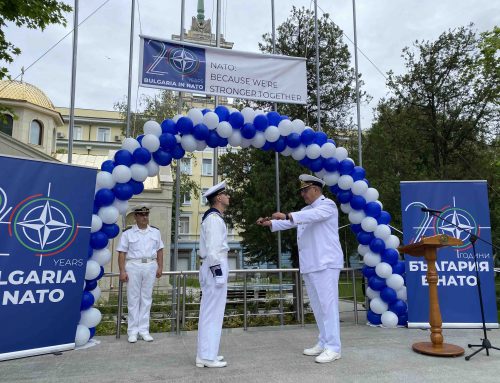 Курсанти управляват Морско училище